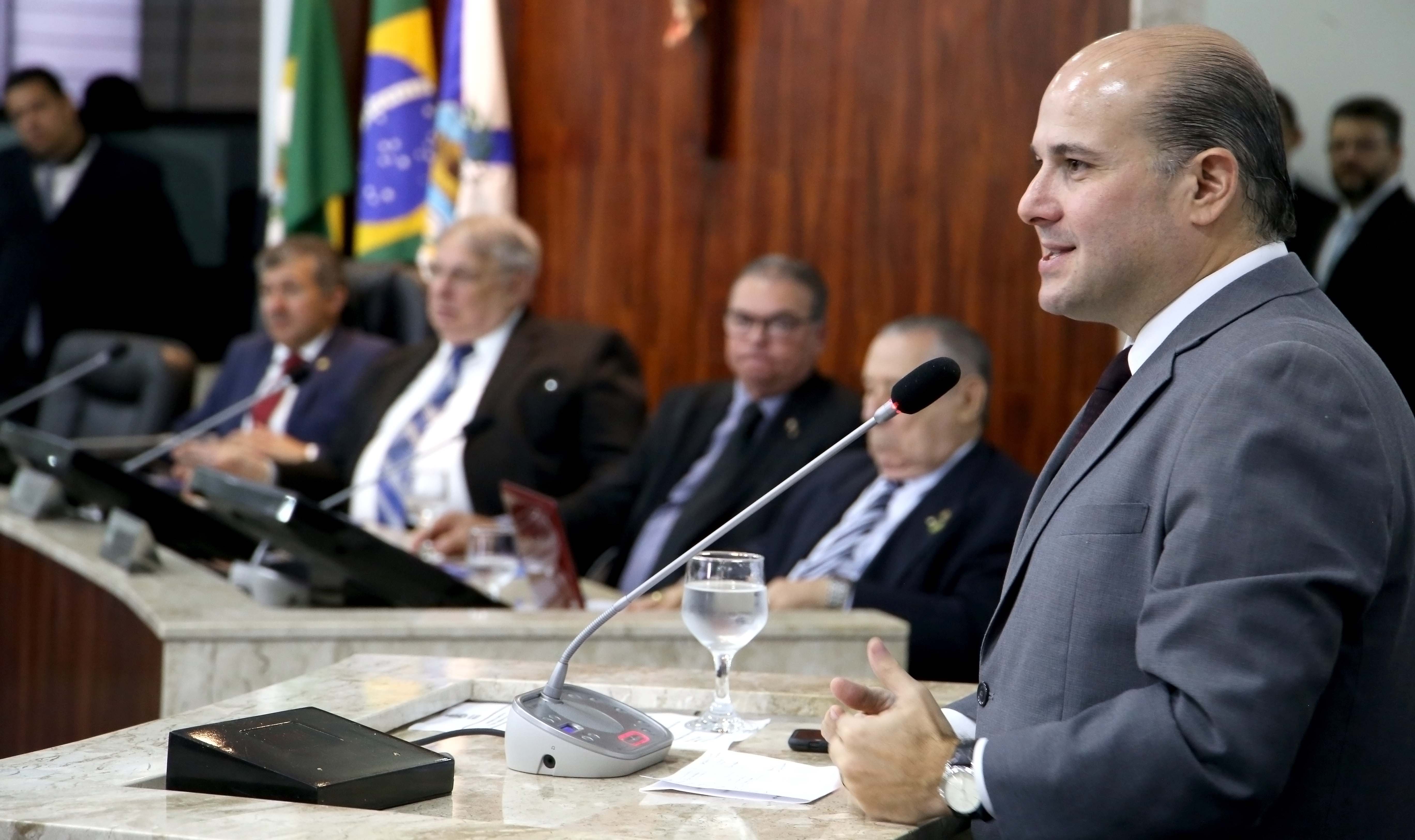 prefeito roberto cláudio discursa no plenário da câmara municipal
